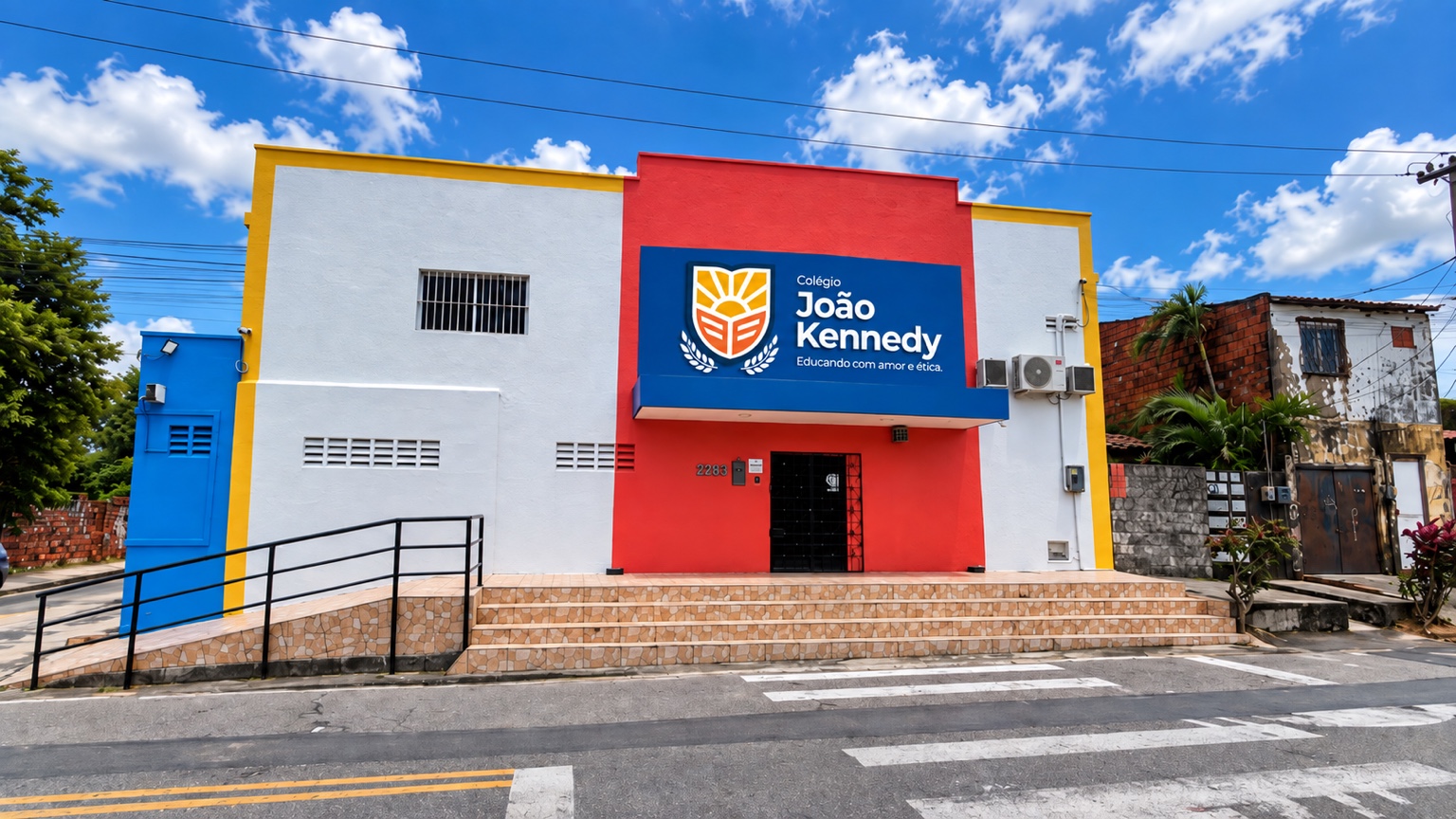 Fachada do Colégio João Kennedy, com a logomarca e a entrada principal